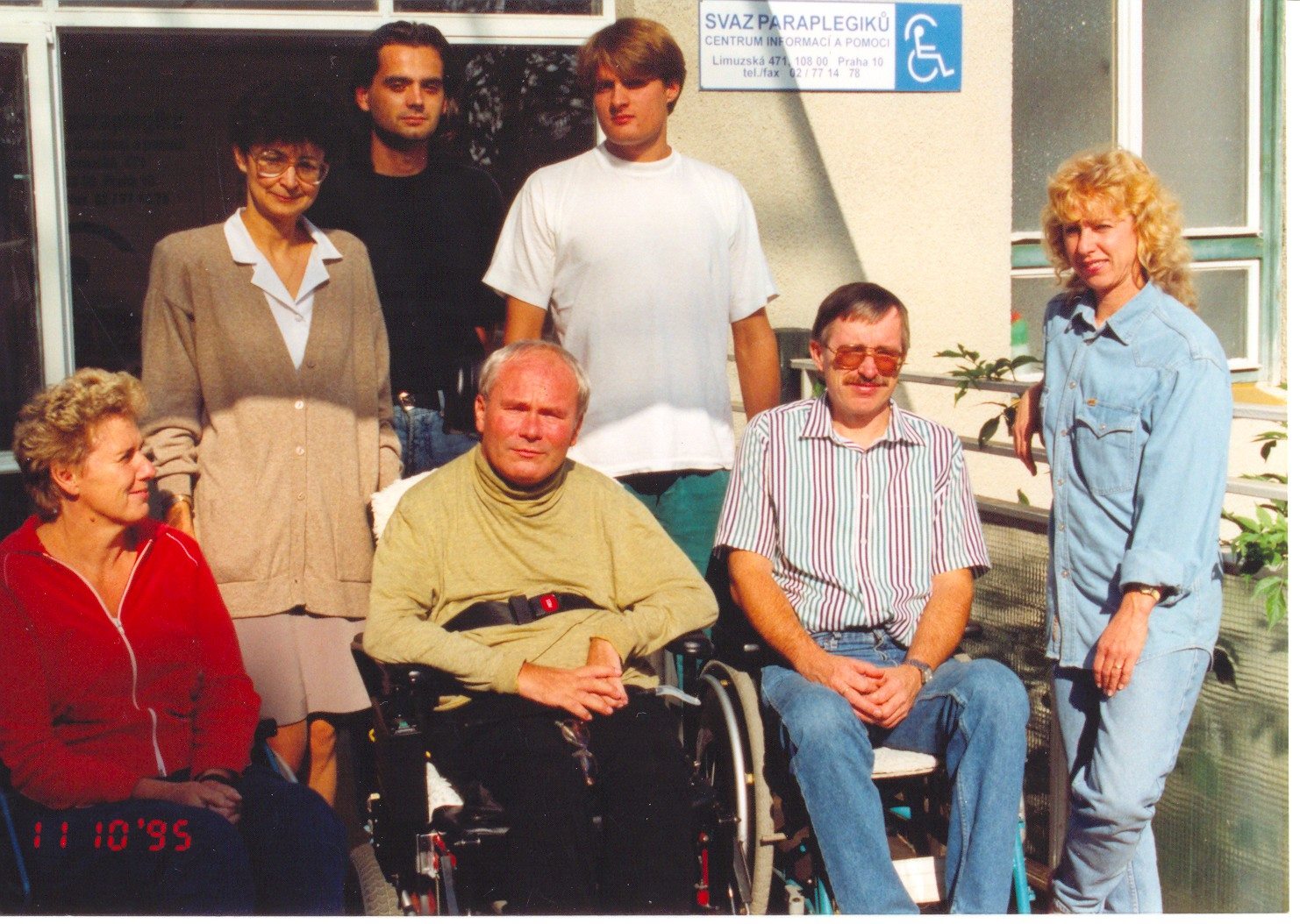 skupinová fotografie Svazu Paraplegiků z roku 1995