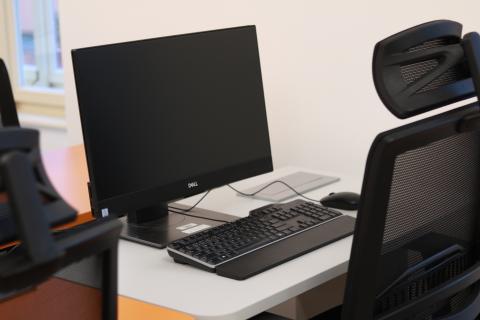 Fotografie počítače s židlí